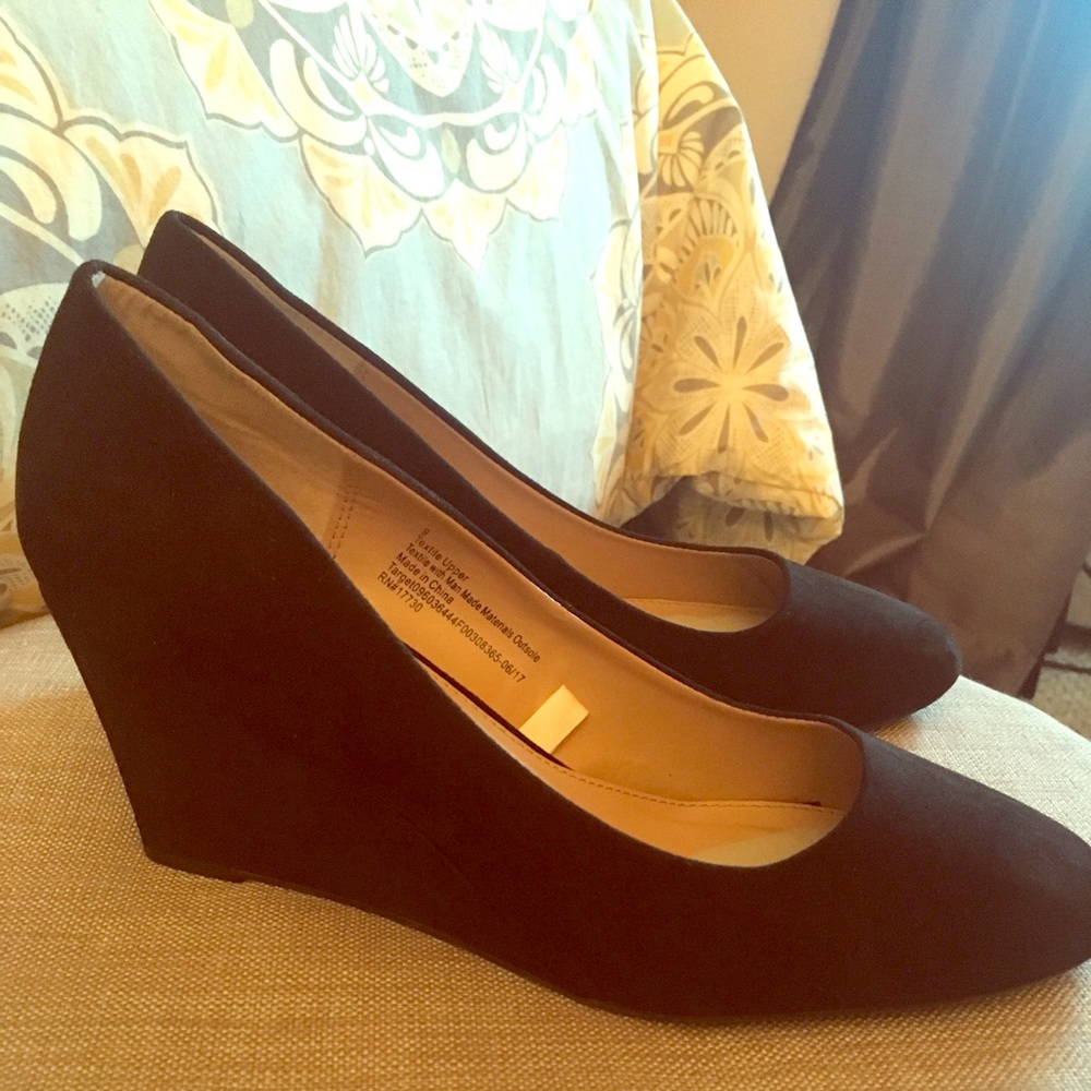 Black wedges